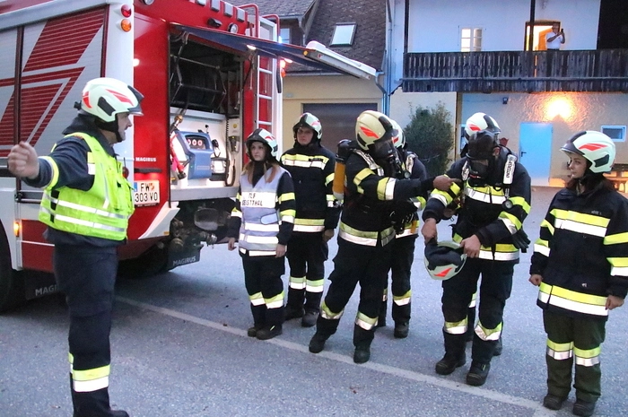 Landesbranddirektor-Stellvertreter Christian Leitgeb Bezirksrettungskommandant Roman Wonisch und Klaudia Stroissnigg Bürgermeisterin von Geistthal-Södingberg waren voll des Lobes über die zielgerechte und effektive Arbeit der Einsatzkräfte.  