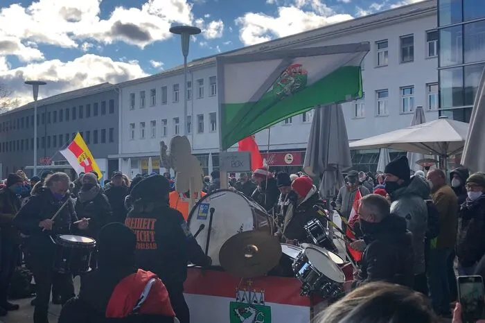 Unter dem Motto "Gemeinsam für Würde, Wahrheit und Menschlichkeit, Gesundheit ohne Impfpflicht muss das Ziel sein" machte sich Demozug auf den Weg