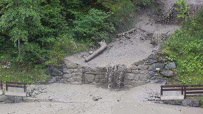 Der Karmelitergraben in Assling brachte Material mit und verlegte den Radweg