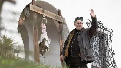 Schauspieler Johannes Silberschneider mit dem Hasen, der zum Festtagsbraten werden könnte