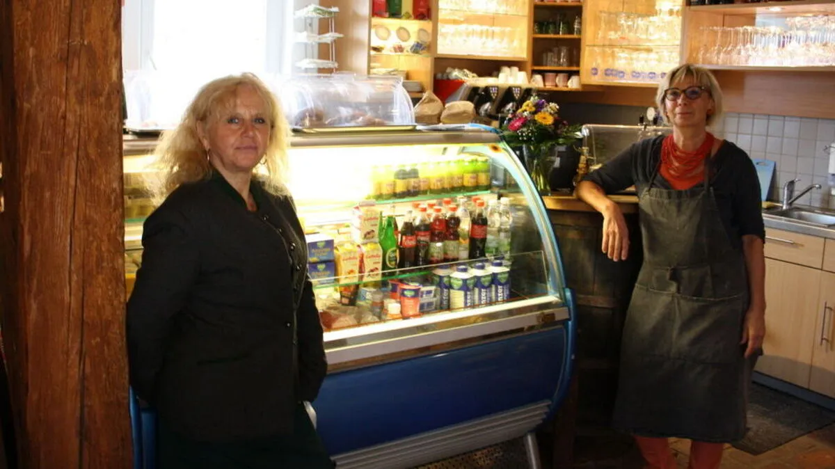 Übergabe. Heidi Lang (rechts) sperrt den kleinen Laden zu, Stefanie Eferl sperrt ihn wieder auf