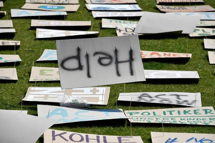 "Dazu wurden anlässlich des globalen Klimastreiks mehrere Tausend Schilder und Plakate aus etwa 70 Ortsgruppen aus ganz Deutschland auf der Reichstagswiese zusammengestellt", sagte FFF-Sprecherin Pauline Daemgen am Freitag.