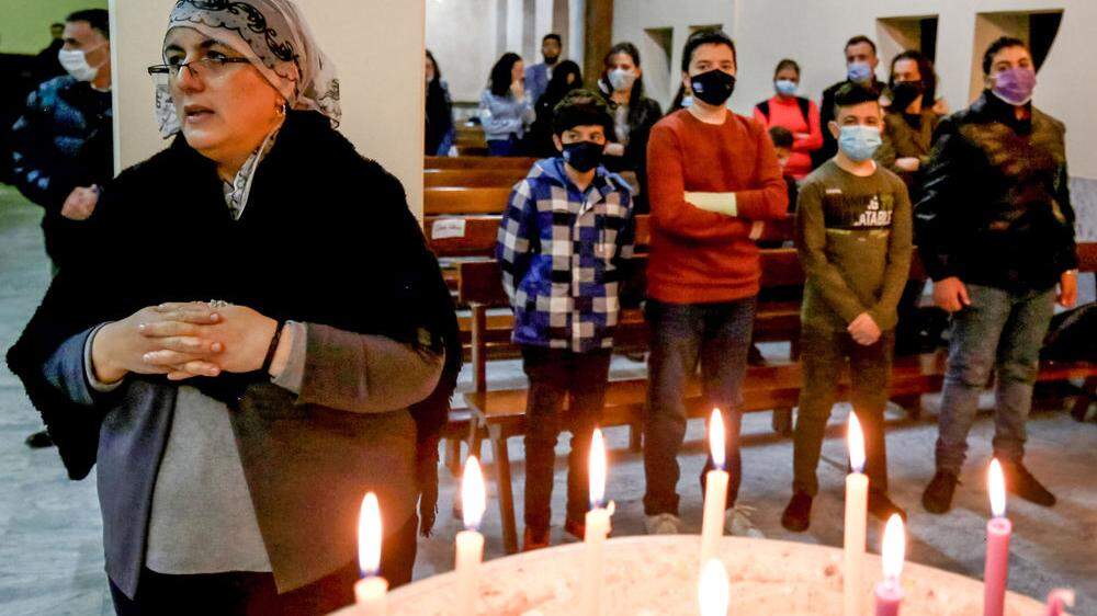 Dezember 2020: Aus dem Irak nach Jordanien geflüchtete Christen beten in der katholischen Kirche von Marka östlich von Amman