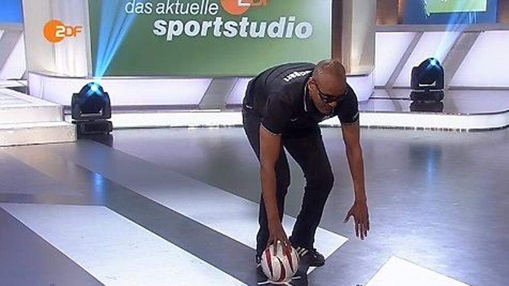 Der Blinden-Fußballer Mulgheta Russom an der Torwand des ZDF Sportstudios