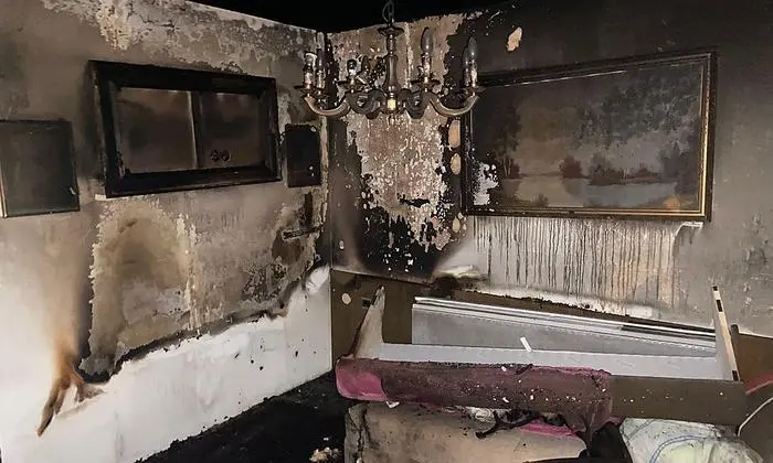 Die Wohnung im ersten Stock ist völlig zerstört, die Höhe des Schadens ist unklar