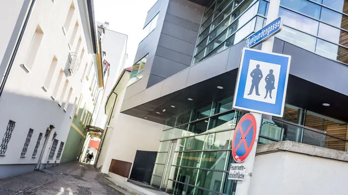 Die Gasse hinter der Musikschule verbindet den Burgplatz mit der Widmanngasse und dem Kaiser-Josef-Platz.