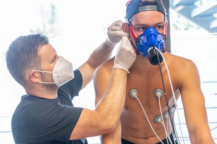 Stefan Rinnerhofer bei der Blutabnahme zur Bestimmung des Laktats