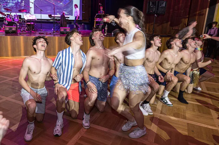 Die Maturantinnen und Maturanten des BG/BRG Lerchenfeld luden zum Ball unter dem Motto "Aloha Matura".