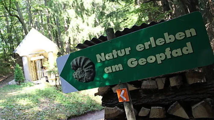 Der Geopfad in Lavamünd, im Hintergrund das Rußkreuz