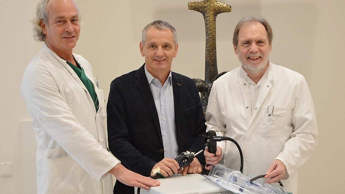 Förderkreis-Onkologie-Obmann Meinhard Aicher, übergab das hochmoderne Gerät an Abteilungsvorstand Franz Siebert (rechts) und den Ärztlichen Direktor Jörg Tschmelitsch (links) 