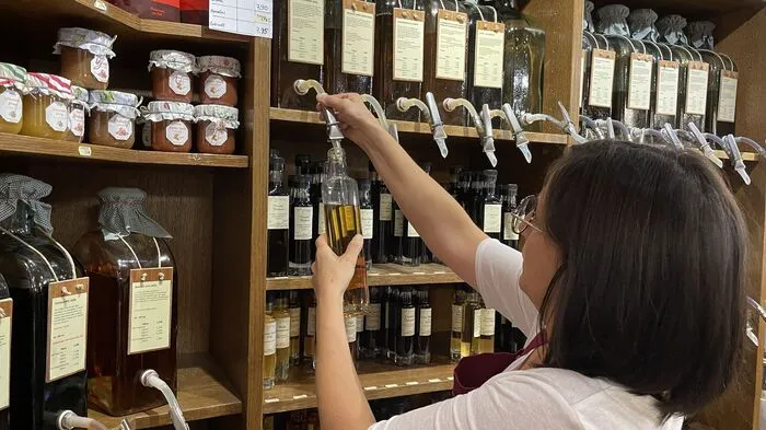 Öl, Essig oder auch Likör lässt man sich in mitgebrachte Flaschen abfüllen - oder kauft sie gleich mit der Flasche.