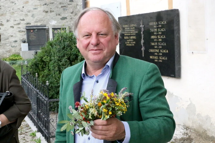 Übrigens: Bei der Kräutersegnung gesehen wurden unter anderen Bürgermeister Johann Fugger (Foto), Mesner Hans Hochsteiner, Bäuerin Gertraud Weyrer, Kauffrau Maria Kraßnitzer, Diplompädagogin Petra Jamnig sowie Pfarrgemeinderats-Obfrau Jutta Obersteiner. 
