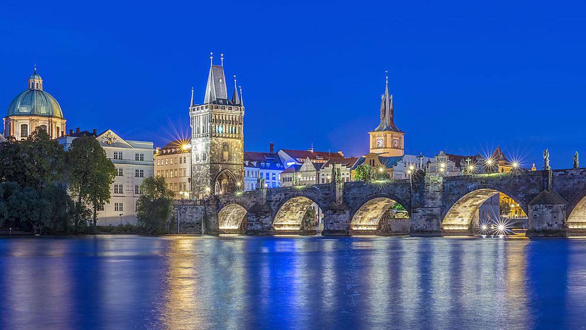 Die Karlsbrücke ist Prags Wahrzeichen 