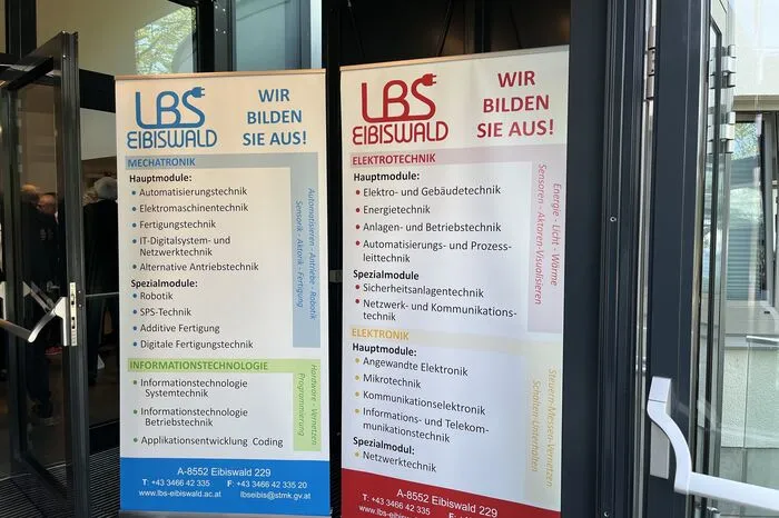 Klicken Sie sich durch die weiteren Eindrücke von der Jubiläumsfeier und den Schulräumlichkeiten.