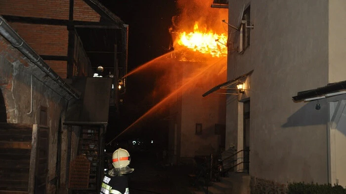 Gegen 22.30 Uhr wurde am Montag Alarm geschlagen. Der Dachstuhl eines Mehrparteienhauses im Stadtteil Krems stand lichterloh in Flammen.