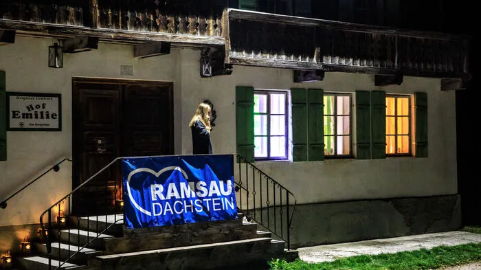 Der alte Pernerhof in Ramsau-Schildlehen ist einer der Hauptdrehorte der TV-Familienserie „Die Bergretter“. Am Samstagabend fand dort die Vorab-Premiere der ersten Folge der neuen Staffel statt.