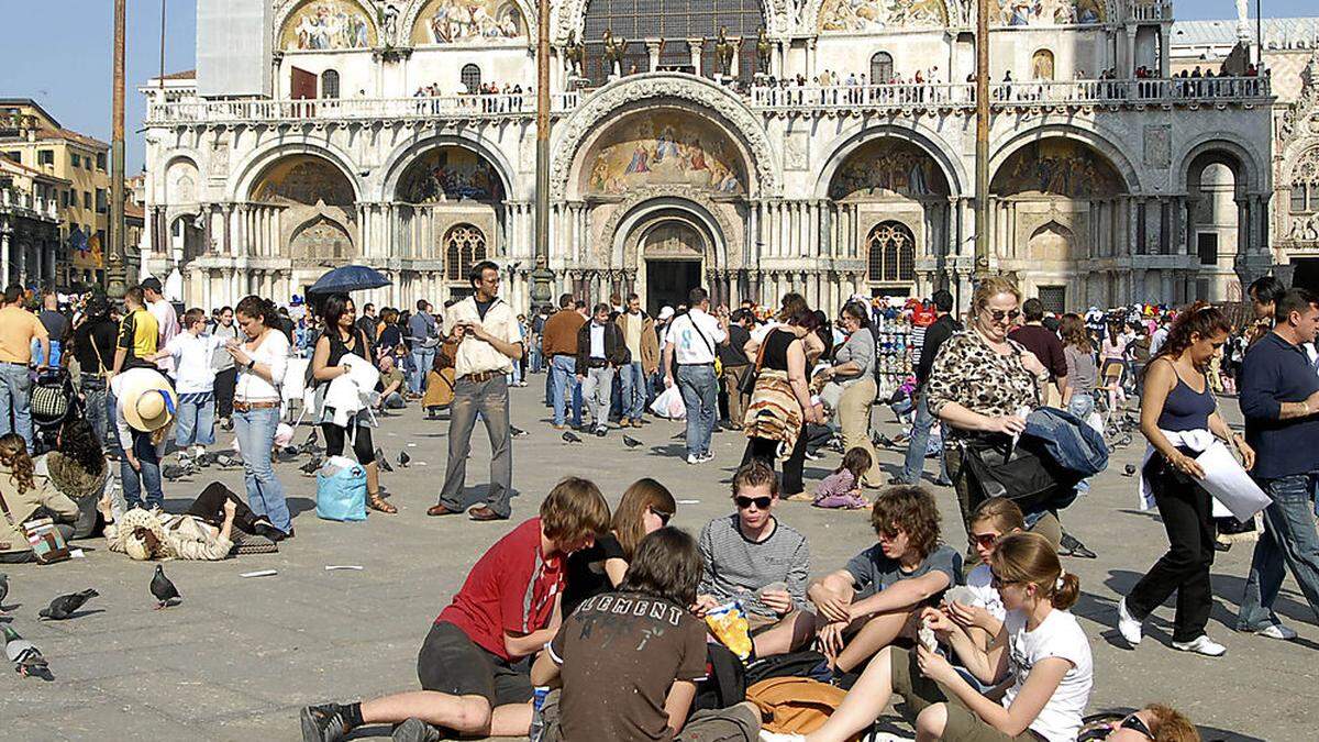 Täglich tummeln sich in der Stadt bis zu 100.000 Besucher, während der Faschingszeit sind es sogar 130.000