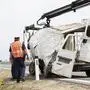 Das Unfallfahrzeug bei der Bergung aus dem Straßengraben neben der Autobahn