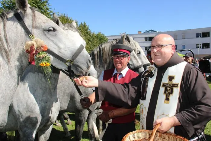 Gesegnet wurden die Pferde vor dem Schloss in Maria Lankowitz. Bruder Elias, der Pfarrer von Maria Lankowitz, reichte den Lipizzanern Brot mit gesegnetem Salz und Weihwasser.