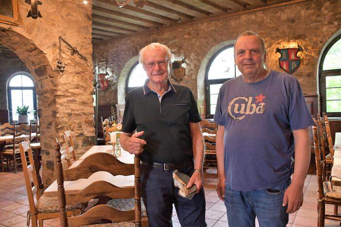 Andreas Egger mit seinem Nachfolger Frank Riegler im Speisesaal, den Egger mit eigenen Händen errichtete