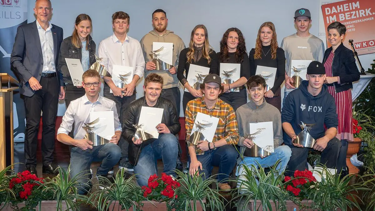 WK-Bezirksobfrau Michaela Hysek-Unterweger und WK-Bezirkstellenleiter Johann Kollreider gratulierten den erfolgreichen Lehrlingen