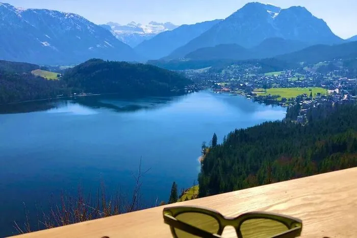 Etwa eine halbe Million Besucher umrunden den gleichnamigen See jährlich