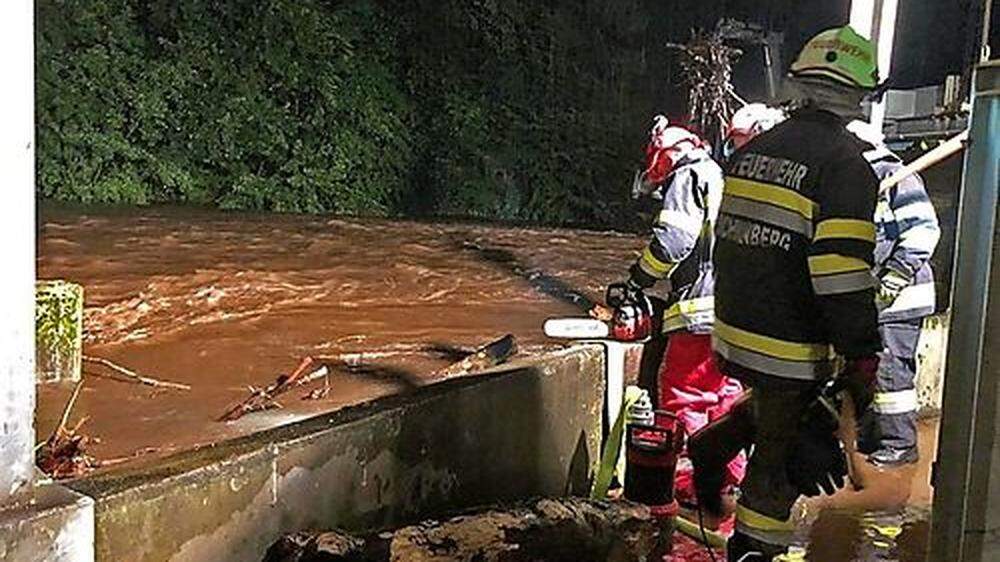 Aufräumarbeiten: Die Freiwillige Feuerwehr Schwanberg musste in der Nacht auf Dienstag ausrücken, weil größere Mengen an Treibgut und Totholz angeschwemmt wurden