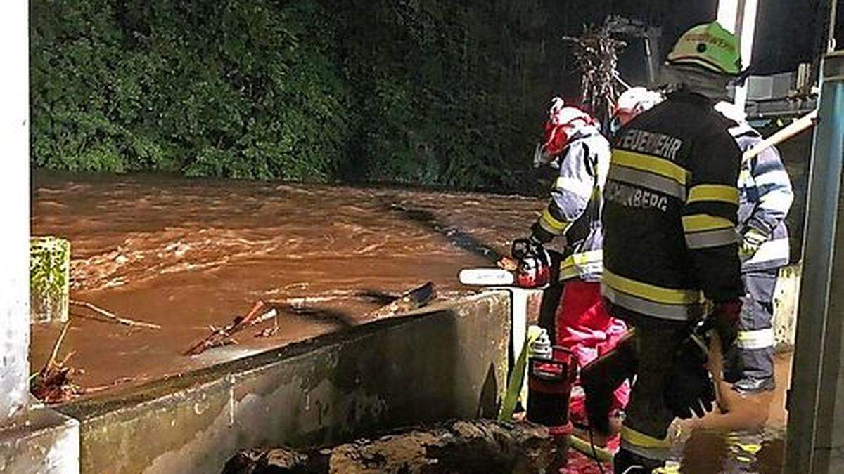 Aufräumarbeiten: Die Freiwillige Feuerwehr Schwanberg musste in der Nacht auf Dienstag ausrücken, weil größere Mengen an Treibgut und Totholz angeschwemmt wurden
