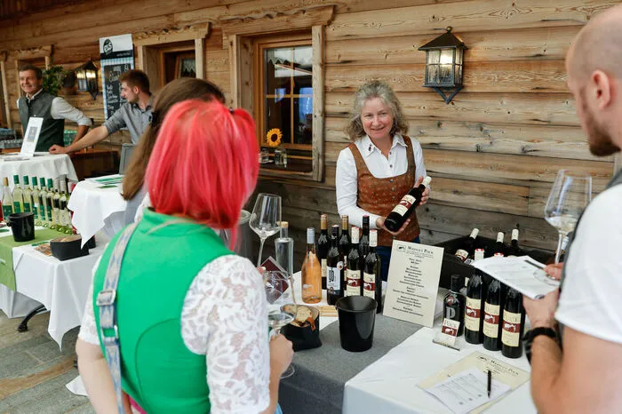 Klicken Sie sich durch weitere Bilder von „Winzer trifft Wirt“ am 6. September 2022 auf der Schnepf'n Alm!