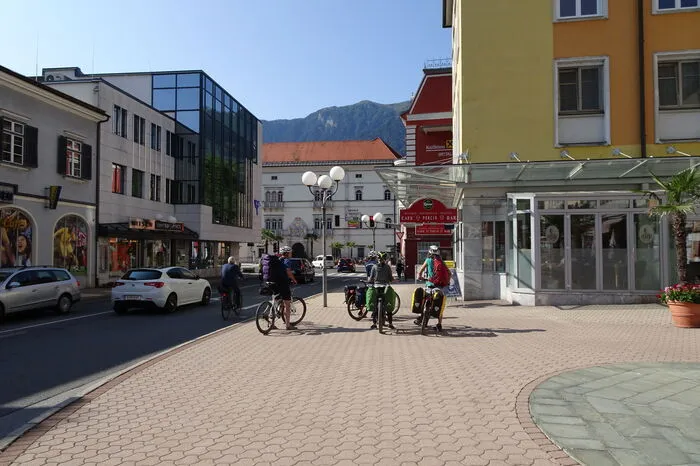 Auf dem Neuen Platz angekommen, herrscht Ratlosigkeit, weil der Radweg aufhört.