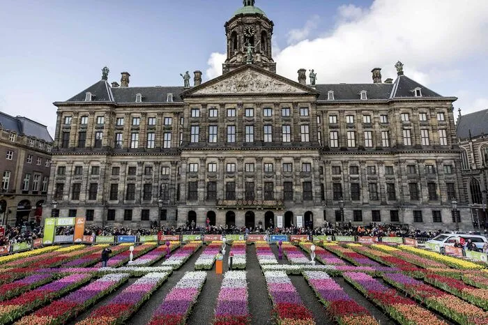Der größte Pflückgarten von Amsterdam verwandelt den Dam in einen farbigen Blumenteppich der Tausende Schaulustige anlockt, die einen kostenlosten Blumenstrauß pflücken dürfen.