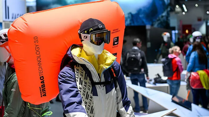 Die Hersteller von Lawinen-Rucksäcken setzen auf verschiedene Techniken für das Auslösen des Airbags: Kartuschen wie bisher, akkubetriebenes Düsengebläse oder Superzellen, die die Leistung der Batterien vervielfachen.