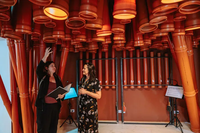 Rohre am Plafond, und das in Hülle und Fülle: im Raum der Installateure