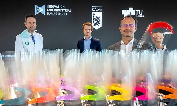 TU Graz übergibt Schutzmasken an Kages