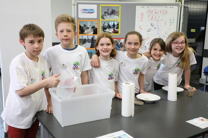 Am Freitag präsentierten die Projektpartner den Besuchern der Langen Nacht der Forschung gemeinsam das Projekt SCHOOL@MUL, so beispielsweise die Schulen mit eigenen Mitmachstationen im Foyerbereich des Erzherzog-Johann-Trakts, bei denen die Besucher der LNF mit den Kindern und Jugendlichen gemeinsam experimentieren konnten.