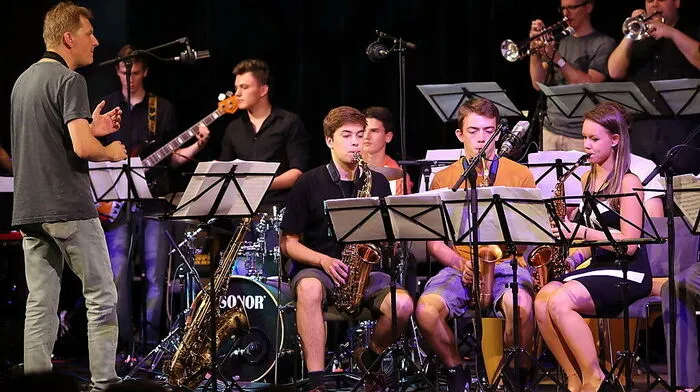 Abschlusskonzert: Wolfgang Schiefer (links) mit Teilnehmern des Big Band Workshops