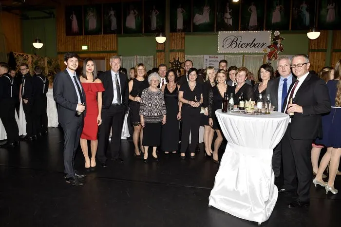 Mit einer mondänen Polonaise, einstudiert von Samy Böhner von der Tanzschule Kummer, eröffneten 83 Tanzpaare die rauschende Ballnacht