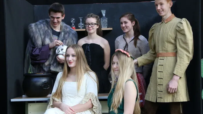 Laura Schmidt (vorne links) schrieb ein eigenes Musical namens "Zauberwald".