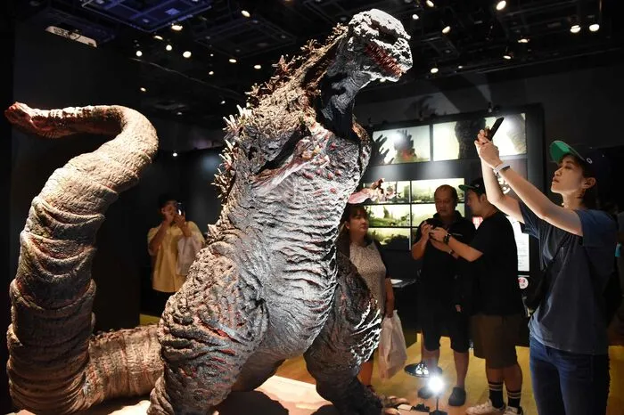 ... hoch sind auch die Erwartungen an die Ausstellung. Der Film wurde als japanische Antwort auf die belächelte Hollywood-Version aus dem Jahr 2014 gedreht. Ein Godzilla aus Hollywood? Da ...