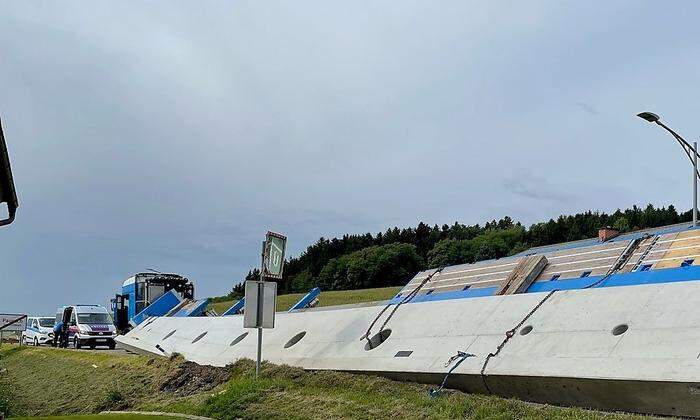 Die 48 Tonnen schwere Mauer war für eine Baustelle in Voitsberg vorgesehen