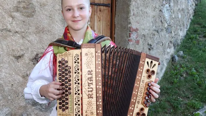 Einen gelungenen Auftakt zum vielbeachteten Konzert legte die Juniorenweltmeisterin Danaja Grebenc  auf der Harmonika hin. 