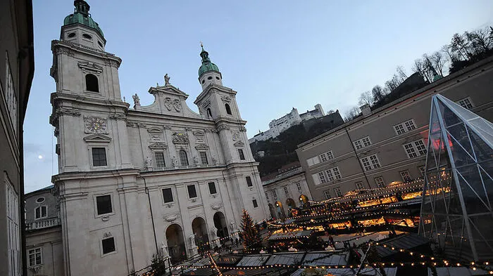 Es ist immer wieder ein vieldiskutiertes Grundsatzthema: Dürfen Kirchen von Besuchern Eintrittsgeld verlangen? Momentan überlegt man das wieder in Salzburg - der Besuch des Doms soll kostenpflichtig gemacht werden, um den großen Besucherströmen Einhalt zu gebieten.