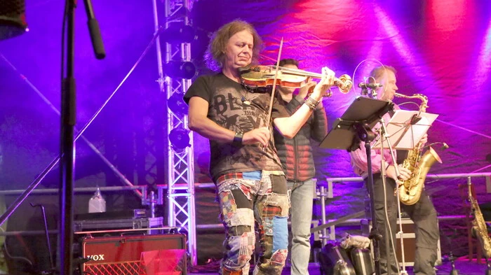 Wenn das kein Grund zum Feiern ist: Anlässlich des Doppel-Jubiläums "50 Jahre Woodstock" &amp; "20 Jahre Verein Burgkultur" ging am Wochenende in der Bezirkshauptstadt ein großes Zweitagesfest über die Bühne. 
