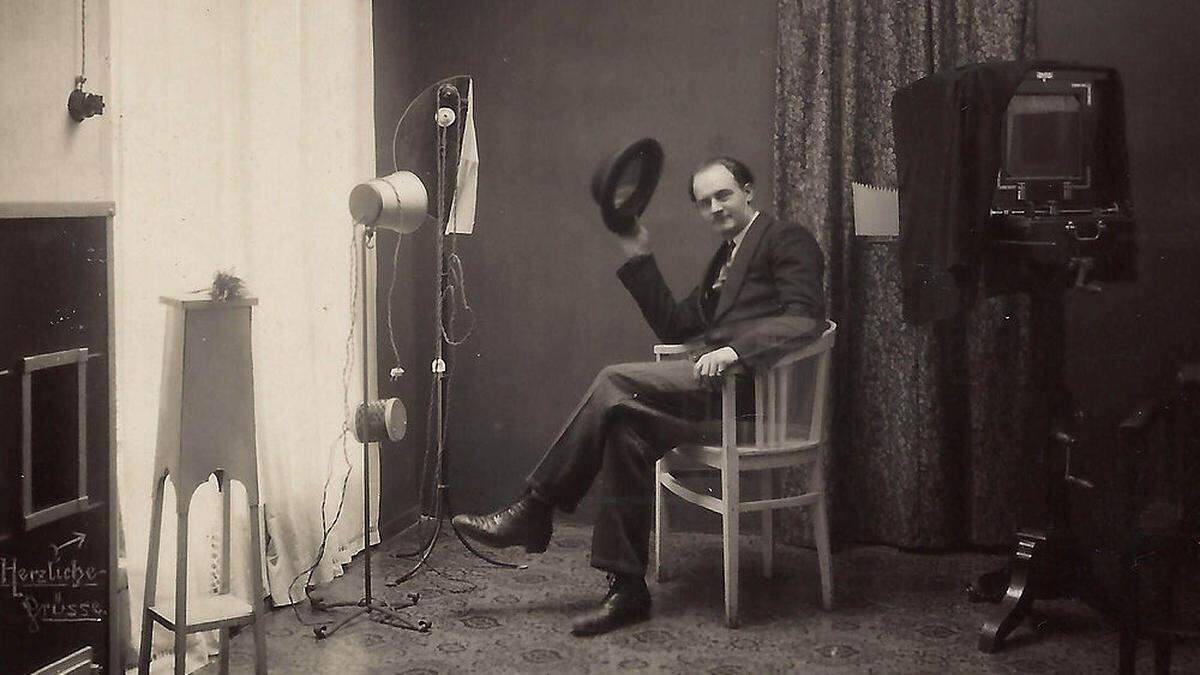 Der Fotograf Karl Koblmüller in seinem Atelier 