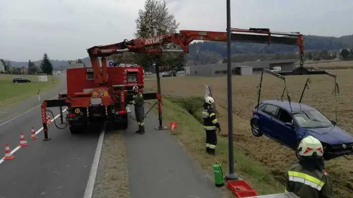 Ein 82-jähriger Pkw-Lenker aus dem Bezirk Südoststeiermark kam Montagnachmittag von der Fahrbahn ab und stürzte in einen Straßengraben.