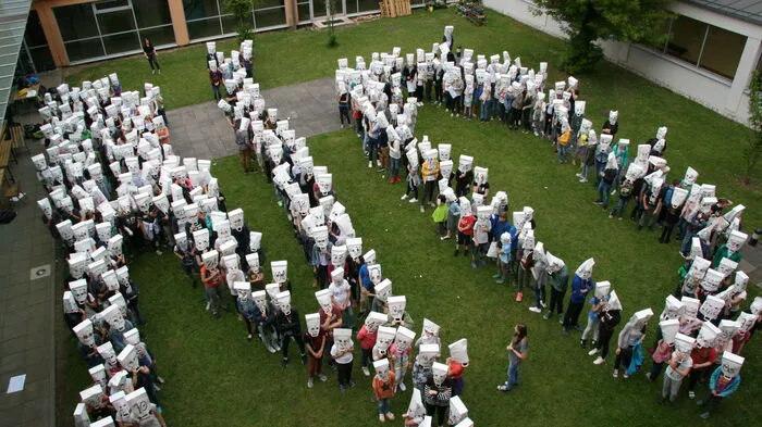 Ein klares "No" zur Schulzusammenlegung: Bei einer Demo im Schulinnenhof des BG/BRG Leoben I machten die Schüler ihrem Unmut über die geplante Schulzusammenlegung mit dem BG/BRG Leoben Neu Luft.