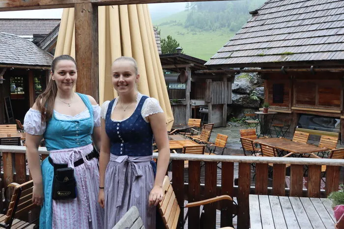 Dora Szili arbeitet seit einem Jahr auf der Teichalm, Leonie Konrad ist Praktikantin in der LaHü.