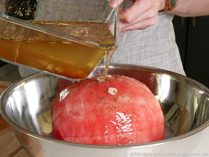 Die Wassermelone muss in der Beize fünf Stunden ziehen