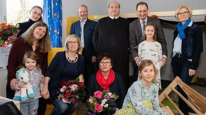 Tagesmütter, Kinder und Ehrengäste bei der Eröffnun