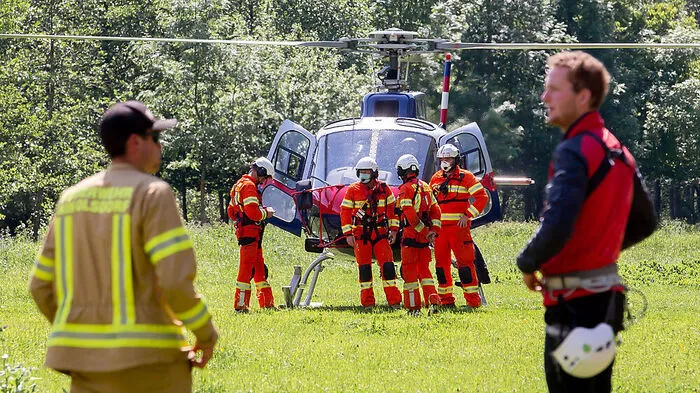 Der Polizeihubschrauber ist für Erkundungen im Hochstadelgebiet im Einsatz